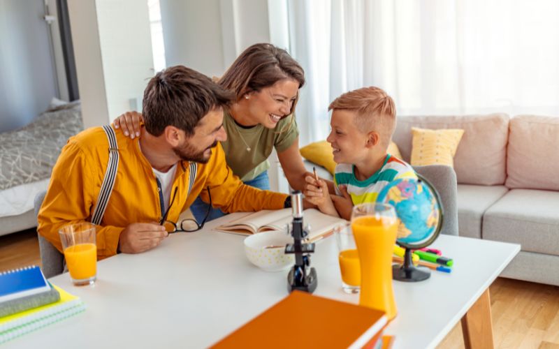 Kỹ năng sống về giá trị yêu thương - Nuôi dưỡng tâm hồn trẻ 6 Bố mẹ hãy dành cho con trẻ một lời khen ngợi để con cảm thấy vui và phấn khích mỗi khi bày tỏ sự yêu thương