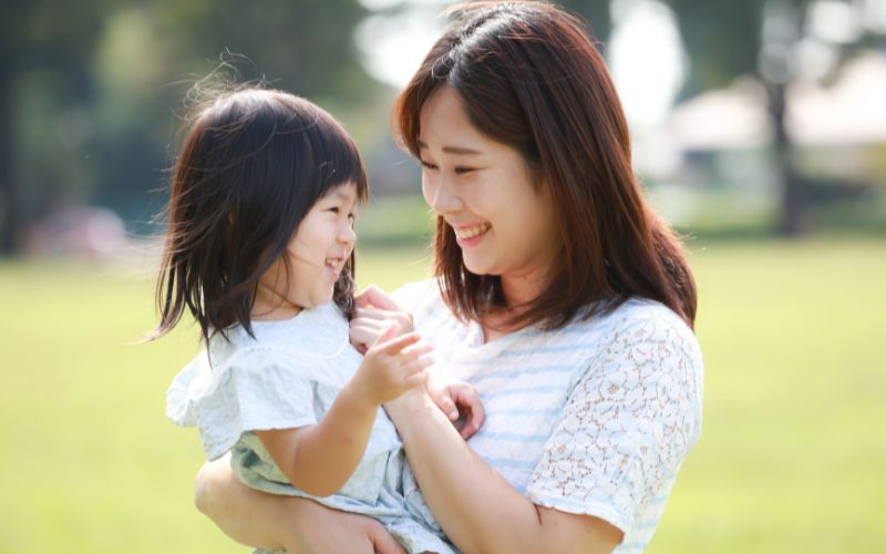 Kỹ năng sống về giá trị yêu thương - Nuôi dưỡng tâm hồn trẻ 7 Hãy cho con biết cho đi tình yêu thương con cũng sẽ nhận lại được yêu thương