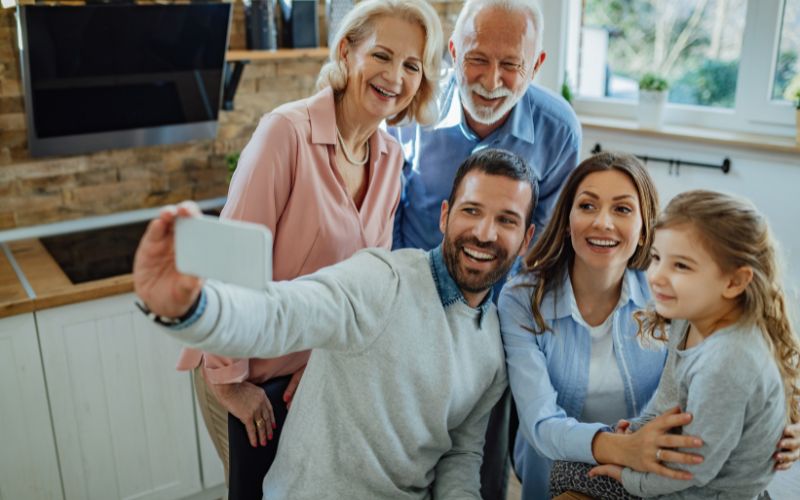 Kỹ năng sống về giá trị yêu thương - Nuôi dưỡng tâm hồn trẻ 9 Môi trường đầy tình yêu thương thực sự xung quanh con cũng sẽ giúp con có thêm những kỹ năng sống về giá trị yêu thương