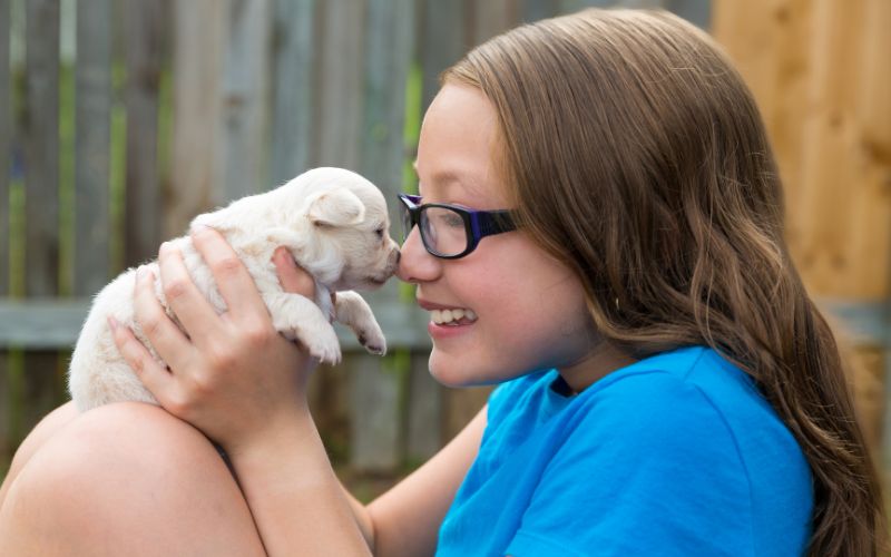 Kỹ năng sống về giá trị yêu thương - Nuôi dưỡng tâm hồn trẻ 10 Việc nuôi thú cưng hoặc trồng cây cảnh sẽ giúp trẻ hiểu rõ cách chăm sóc và quan tâm nhiều hơn