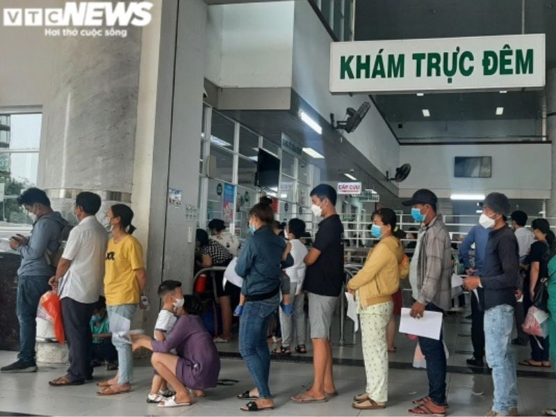 Ba mẹ phải làm gương cho con cái khi đứng xếp hàng&nbsp;