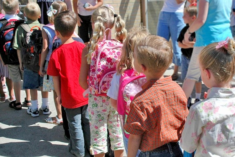 Xếp hàng cũng là một kỹ năng sống giúp trẻ hình thành các kỹ năng quan trọng sau này 