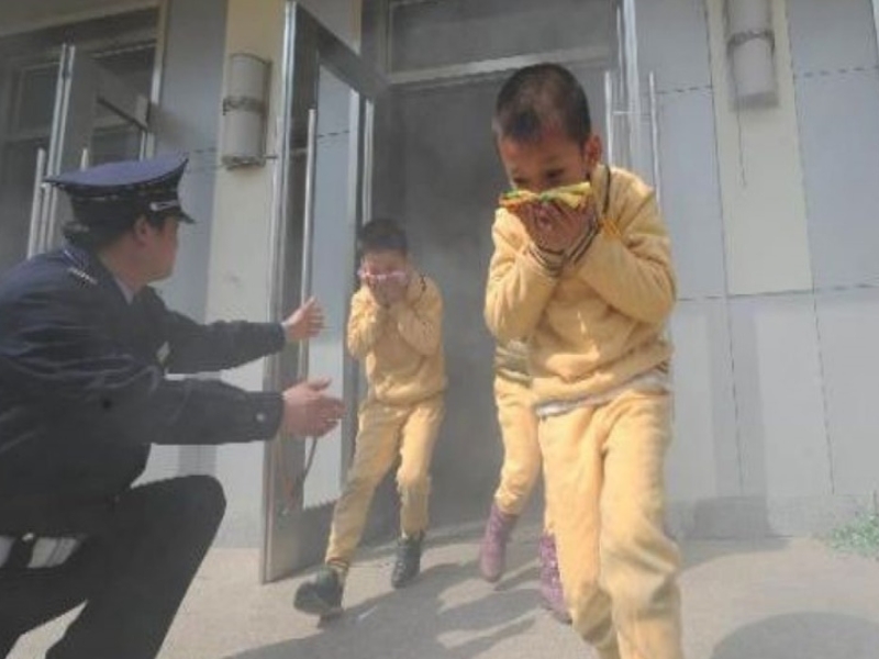 Dạy trẻ sử dụng khăn ướt che miệng, mũi, mắt khi có hỏa hoạn 