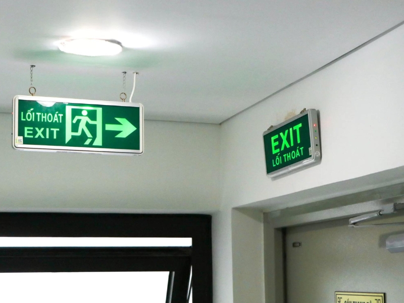 Dạy trẻ ghi nhớ và hiểu ý nghĩa của chỉ dẫn Lối thoát - EXIT màu xanh