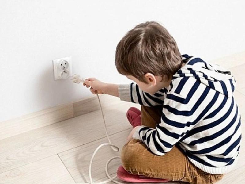 Dạy trẻ kỹ năng nhận biết, sử dụng an toàn điện và các vật liệu dễ có nguy cơ cháy nổ