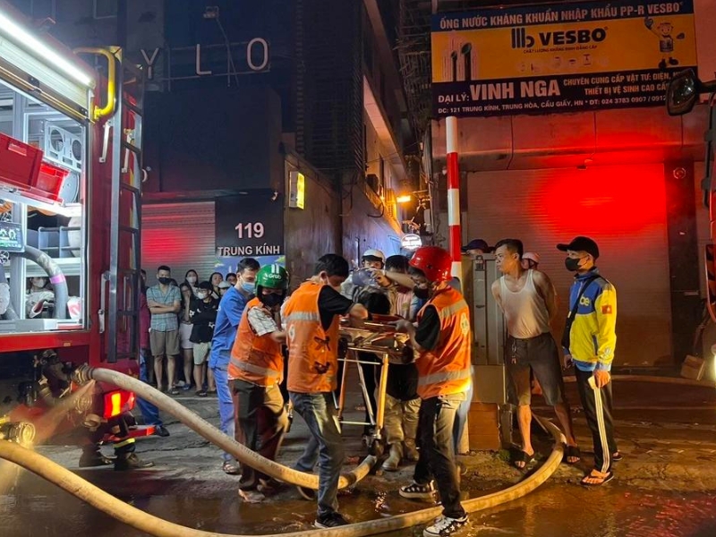 Hình ảnh đội cứu hộ đang cật lực cứu giúp người dân ở đám cháy đêm 24/5 ngõ 43 Trung Kính