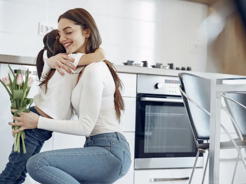 Khi giáo dục con - đặc biệt là lứa tuổi mầm non, ba mẹ nên giữ thái độ bình tĩnh và nhẹ nhàng