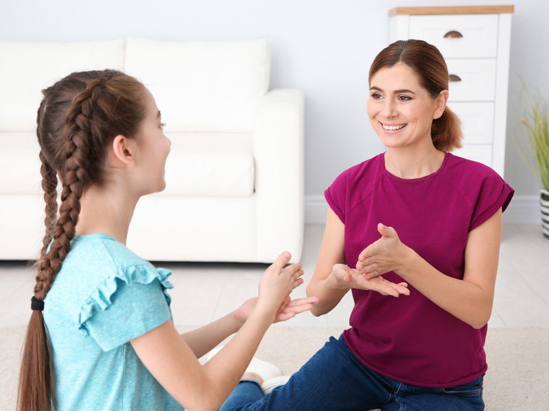 Dạy con không nên quá thẳng thừng hay dùng hành động quá tiêu cực nơi đông người sẽ khiến người đó xấu hổ và bị tổn thương