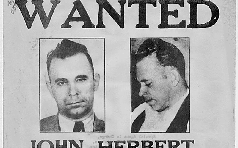 John Dillinger – một gangster đã cướp 24 ngân hàng Mỹ, hắn ta đã từng tự phá hủy những dấu vân tay của mình nhưng không thành
