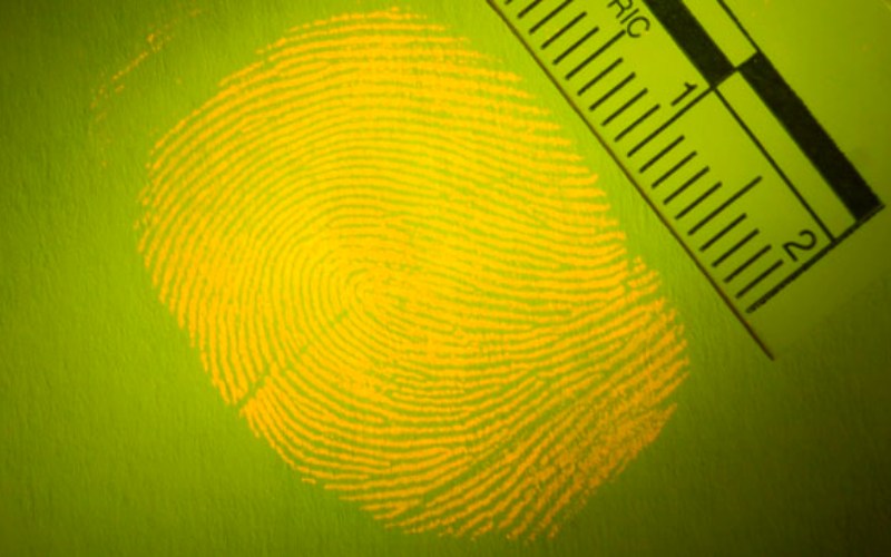 Sử dụng tia Laser hoặc đèn LED với một bức xạ cố định quét qua hiện trường, nếu hiện trường có các dấu vân tay còn sót lại trên các bề mặt sẽ cho ta hình ảnh vân tay