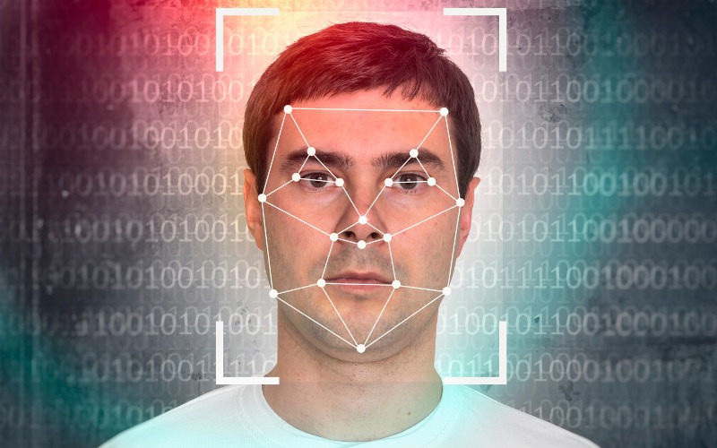 Nhờ vào các đặc điểm trên khuôn mặt, người ta có thể tiến hành xác minh một người thay thế cho vân tay