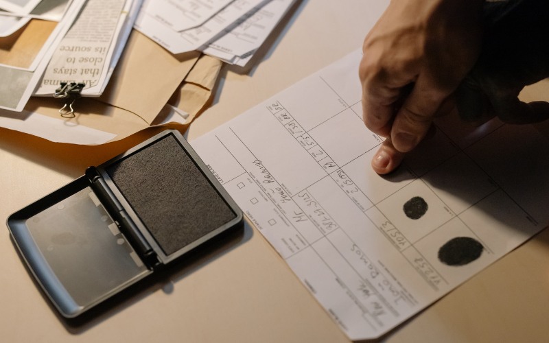 Lấy dấu vân tay bằng cách sử dụng mực in hoặc bột than lăn tay là phương pháp rất phổ biến thường thấy trong những lúc làm giấy tờ quan trọng