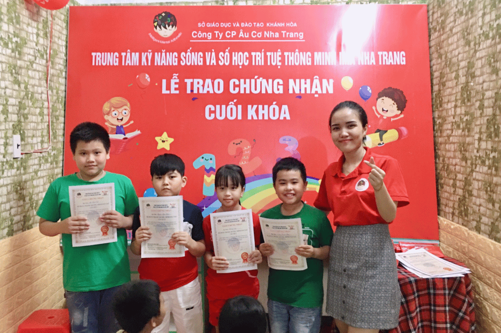 Lễ trao giấy chứng nhận cuối khóa cho các bé theo học tại IMA Nha Trang.