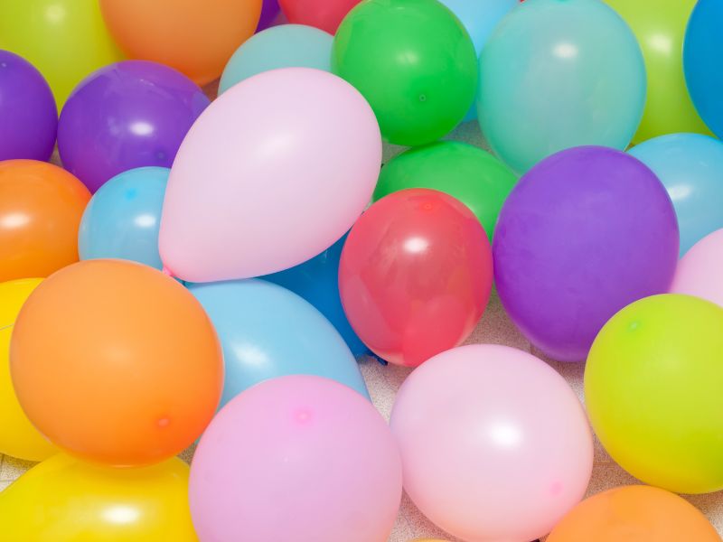 50+ trò chơi phát triển tư duy cho trẻ mầm non từ 3 - 5 tuổi 21 Những quả bóng bay nhiều màu sắc trong trò chơi tung bóng.