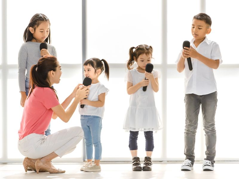 50+ trò chơi phát triển tư duy cho trẻ mầm non từ 3 - 5 tuổi 23 Dạy con tập hát cũng là một cách học hay và vui vẻ mà mẹ và bé có thể luyện tập hàng ngày.