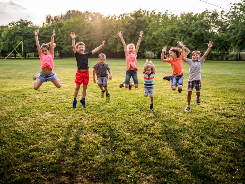 50+ trò chơi phát triển tư duy cho trẻ mầm non từ 3 - 5 tuổi 24 Trò chơi nhảy múa theo tiếng nhạc sẽ rèn luyện khả năng nghe và gia tăng tính phản xạ từ đó giúp trẻ trở nên năng động tự tin hơn.