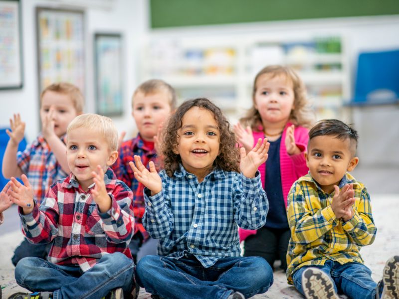 50+ trò chơi phát triển tư duy cho trẻ mầm non từ 3 - 5 tuổi 25 Các bạn nhỏ hăng say cảm nhạc.