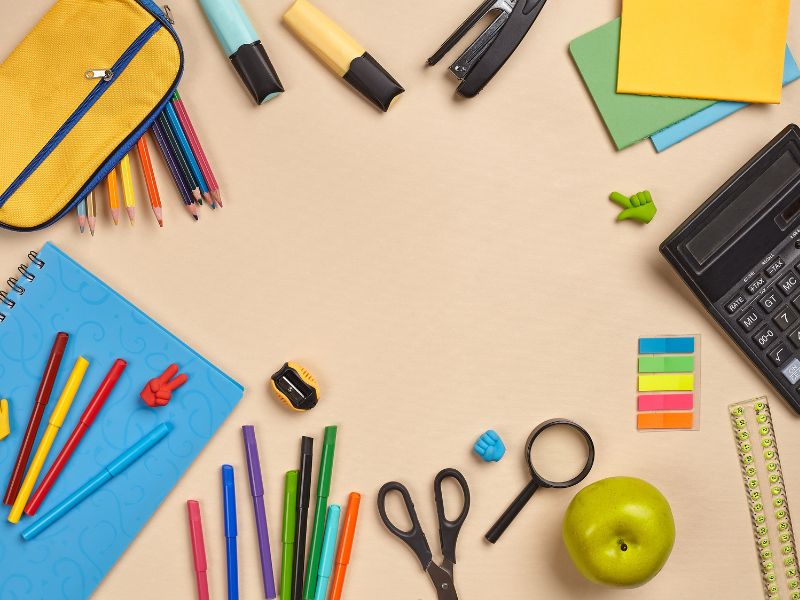 50+ trò chơi phát triển tư duy cho trẻ mầm non từ 3 - 5 tuổi 28 Bé tập ghi nhớ đồ dùng học tập của mình.