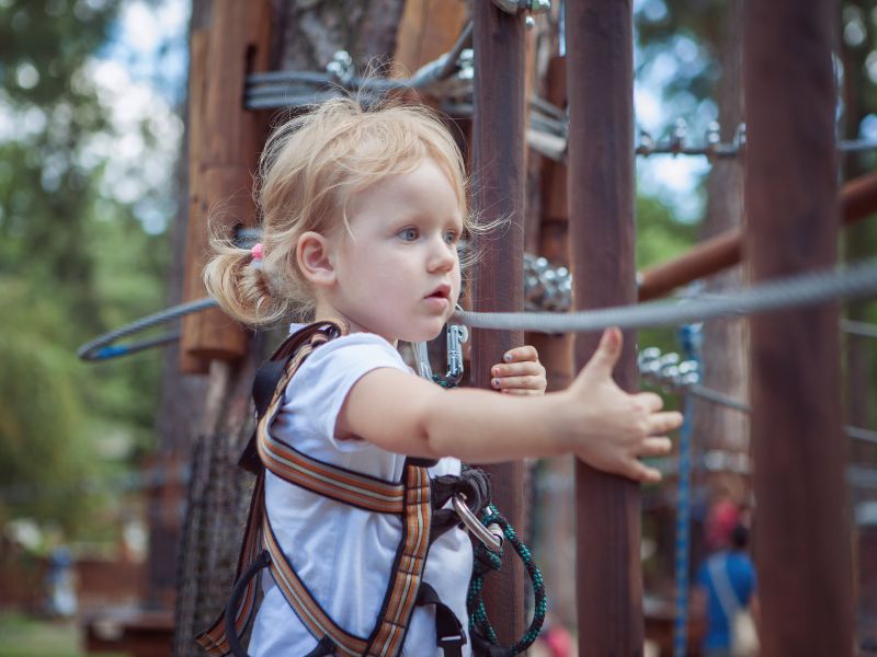 50+ trò chơi phát triển tư duy cho trẻ mầm non từ 3 - 5 tuổi 31 Bé thực hiện thử thách vượt chướng ngại vật.