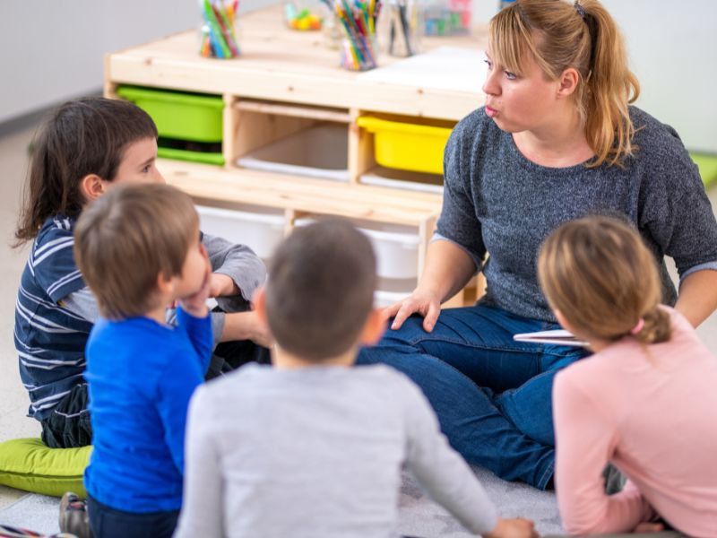 50+ trò chơi phát triển tư duy cho trẻ mầm non từ 3 - 5 tuổi 32 Mọi người cùng nhau thay phiên kể chuyện.