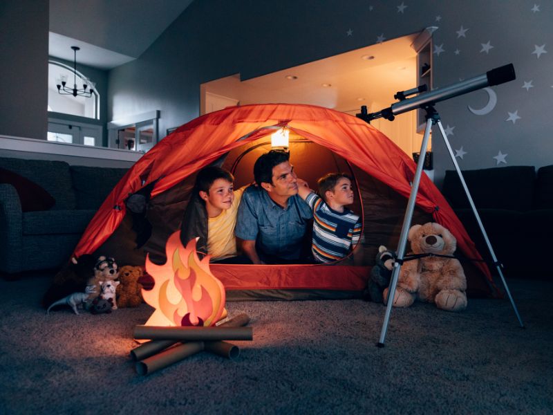 50+ trò chơi phát triển tư duy cho trẻ mầm non từ 3 - 5 tuổi 5 Cắm trại trong nhà hứa hẹn sẽ là một hoạt động vô cùng thú vị cho các bé.