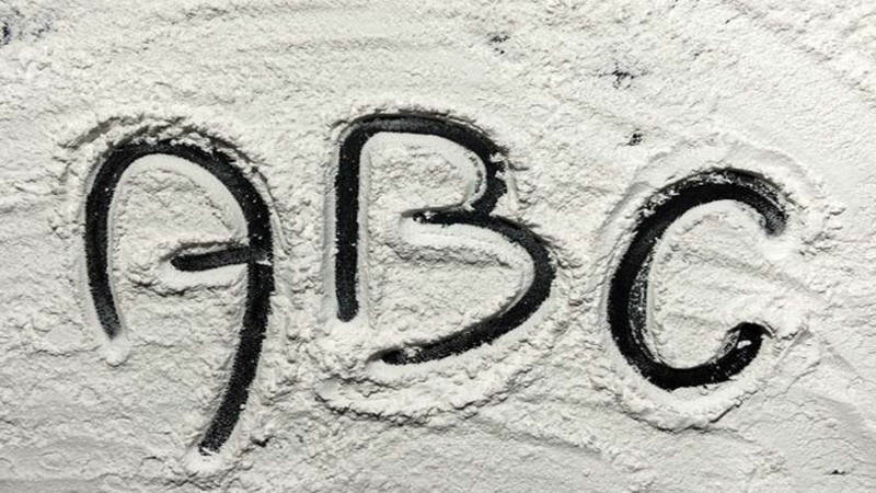 50+ trò chơi phát triển tư duy cho trẻ mầm non từ 3 - 5 tuổi 44 Viết chữ bằng bột mì thật thú vị phải không nào?