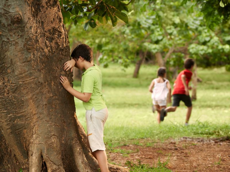 50+ trò chơi phát triển tư duy cho trẻ mầm non từ 3 - 5 tuổi 50 Bé cũng được làm quen và ghi nhớ cách đếm số từ 1 đến 100 khi chơi trốn tìm.