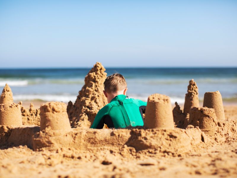 50+ trò chơi phát triển tư duy cho trẻ mầm non từ 3 - 5 tuổi 20 Tự tay xây dựng lâu đài cát - trải nghiệm thú vị dành cho các bé 4 tuổi.