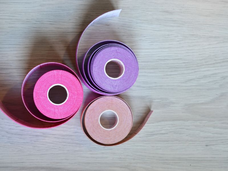 50+ trò chơi phát triển tư duy cho trẻ mầm non từ 3 - 5 tuổi 9 Gỡ băng dính là trò chơi giúp bé học cách tư duy và tìm cách giải quyết vấn đề.