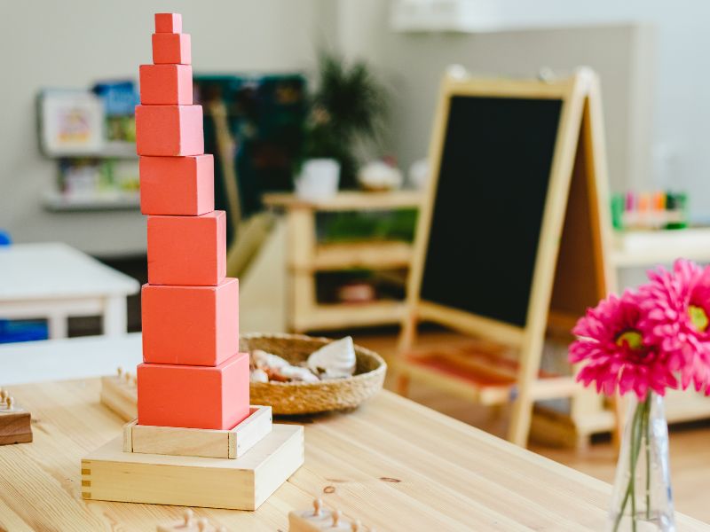 50+ trò chơi phát triển tư duy cho trẻ mầm non từ 3 - 5 tuổi 11 Bé 3 tuổi thích mê các hình khối lớn nhỏ.