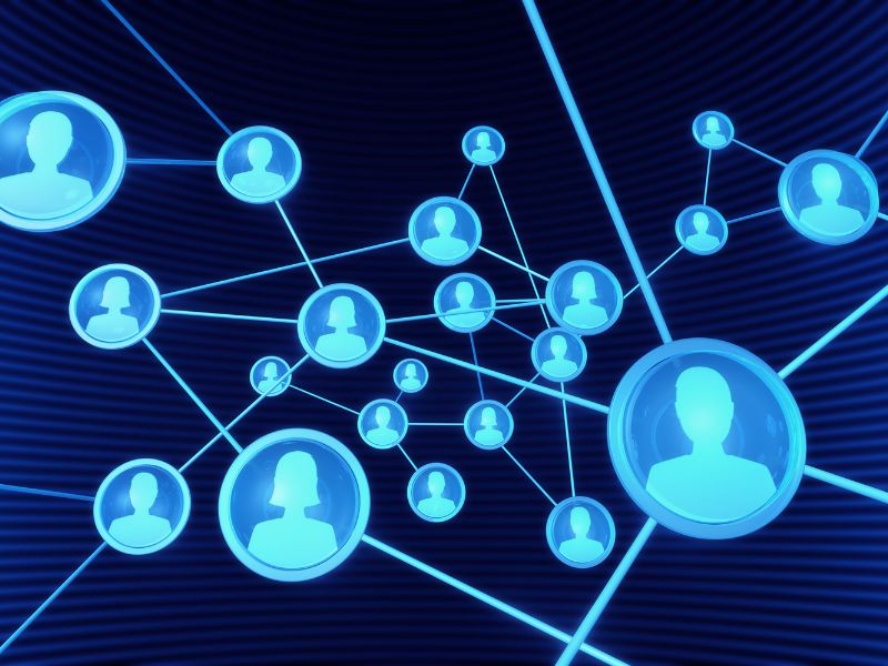 Thông qua kết nối internet, trẻ có cơ hội làm quen với những người bạn cùng chơi game từ khắp mọi nơi