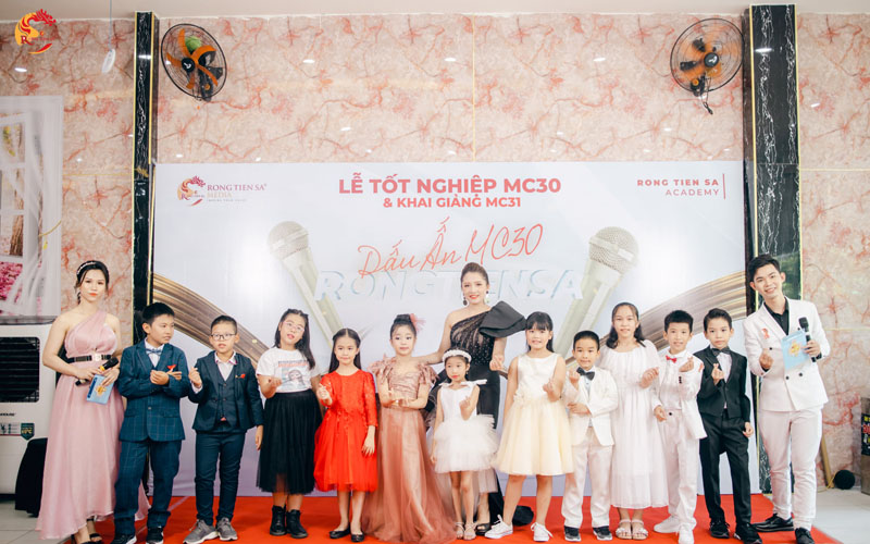 5 lớp học cho trẻ thiếu tự tin ở Đà Nẵng thể hiện bản thân 3 Các bé được đào tạo khả năng giao tiếp cùng với các chuyên gia là MC – BTV nổi tiếng