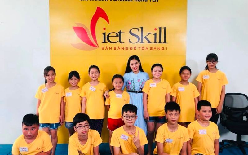 16 địa chỉ "VÀNG" để tìm lớp học kỹ năng sống cho trẻ 8 tuổi 17 Vietskill là trung tâm chuyên đào tạo MC và kỹ năng mềm cho trẻ. Trải qua quãng thời gian 12 năm hình thành và phát triển