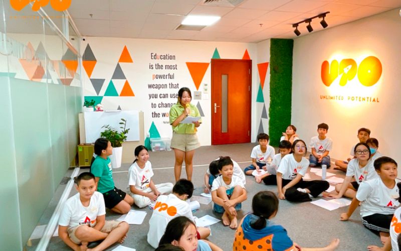 UPO - lớp học kỹ năng giao tiếp cho trẻ Nha Trang giúp trẻ không còn rụt rè và sợ hãi khi nói chuyện với người khác