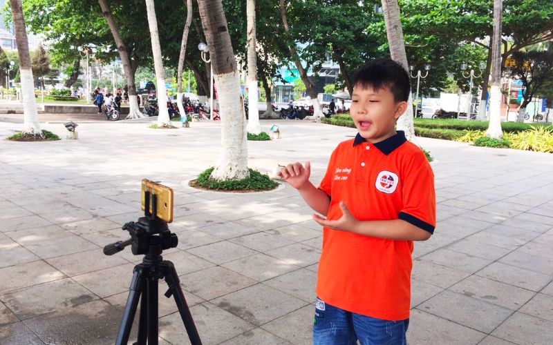 Bé được trải nghiệm thực tế kỹ năng giao tiếp 