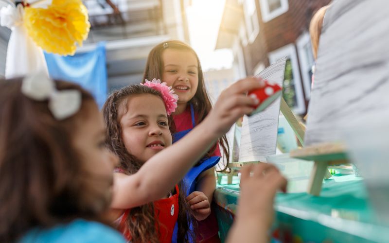 SPEAK UP, trẻ sẽ được hướng dẫn kèm cặp sát sao bởi các diễn giả nhiều năm kinh nghiệm