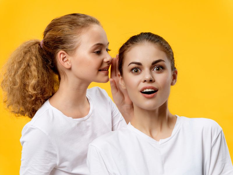 Thói quen mách lẻo ở trẻ em thường xuất hiện trong giai đoạn bắt đầu đi học, khi tiếp xúc với nhiều mối quan hệ, bạn bè mới