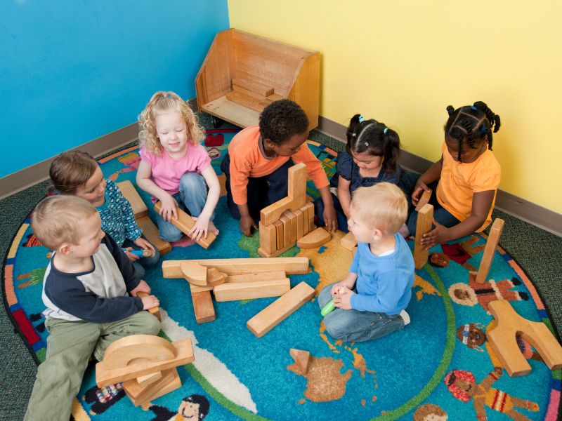 Lứa tuổi trẻ đi học mẫu giáo tại mỗi quốc gia không giống nhau tùy vào nhịp sống và đặc điểm văn hoá của mỗi quốc gia