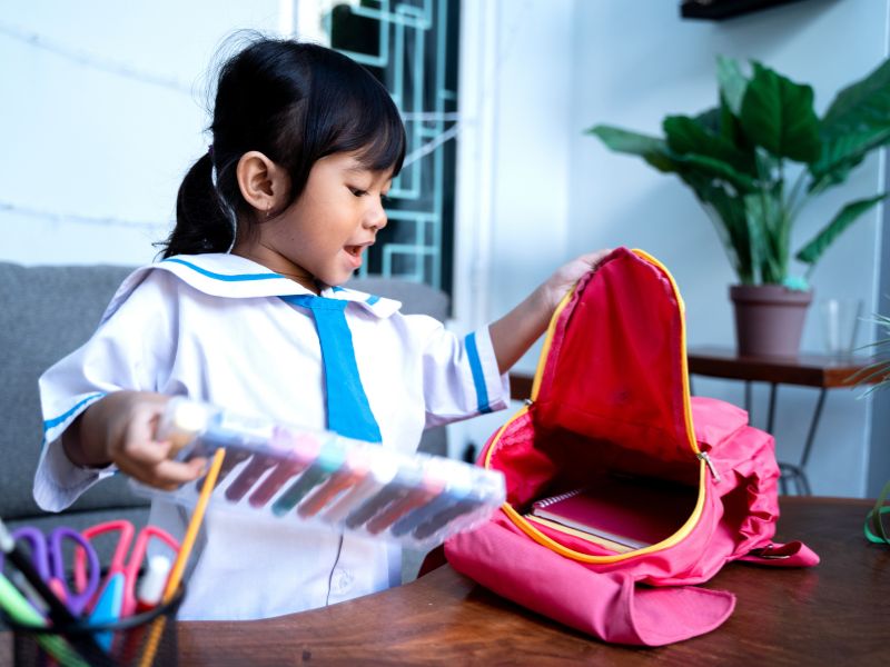 Chuẩn bị đầy đủ đồ dùng cần thiết giúp nhằm ứng nhu cầu của con, đồng thời để giáo viên có thể hỗ trợ con tốt, kịp thời giúp buổi học của con được thuận lợi hơn