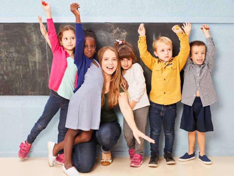 Các hoạt động học tập tại nhà trẻ, trường mầm bin thường không nhiều như ở trường mẫu giáo, chủ yếu là các hoạt động vui chơi, ăn uống, hoạt động tập thể đơn giản