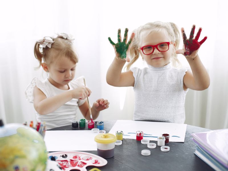 Việc cho con đi học mẫu giáo sẽ phụ thuộc vào quyết định của ba mẹ dựa trên điều kiện của gia đình