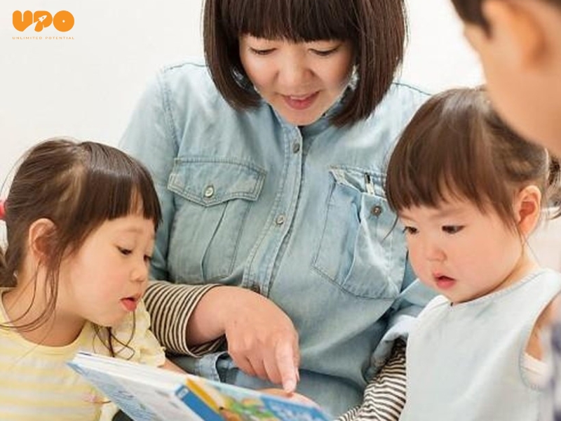 Sử dụng các sách truyện, video giáo dục có nội dung phù hợp để minh họa