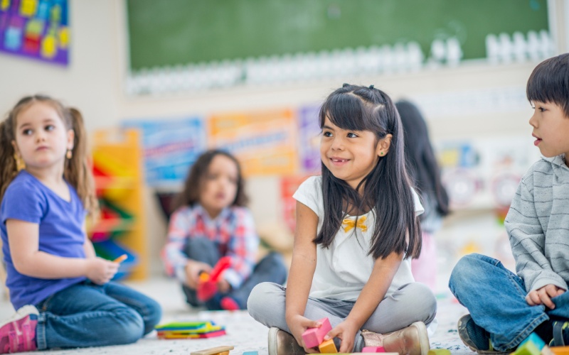 Những bài hát có giai điệu hấp dẫn cùng lời dễ nhớ được trẻ ở độ tuổi mẫu giáo yêu thích, chúng có thể hát và nhảy múa theo các bài hát một cách vui vẻ và hào hứng