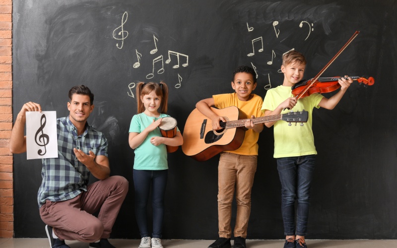 Độ tuổi đi học trẻ sẽ yêu thích các bài hát có ý nghĩa, qua đó sẽ giúp trẻ phát triển tư duy và năng lực cần thiết cho hành trang trưởng thành của mình
