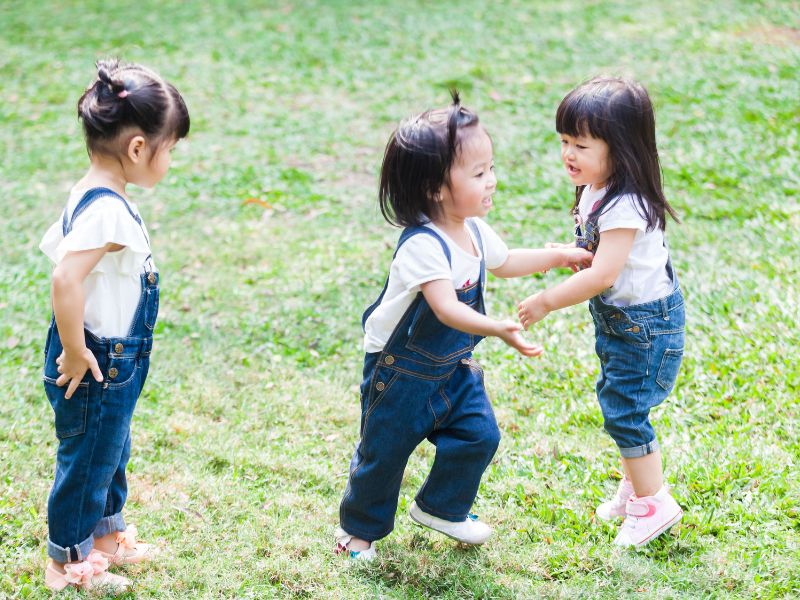 Khi trẻ vui chơi, con được tiếp xúc với nhiều điều mới lạ, được hoạt động, chạy nhảy, từ đó giúp con trẻ nâng cao khả năng suy nghĩ, hiểu biết, giải quyết các vấn đề,... 