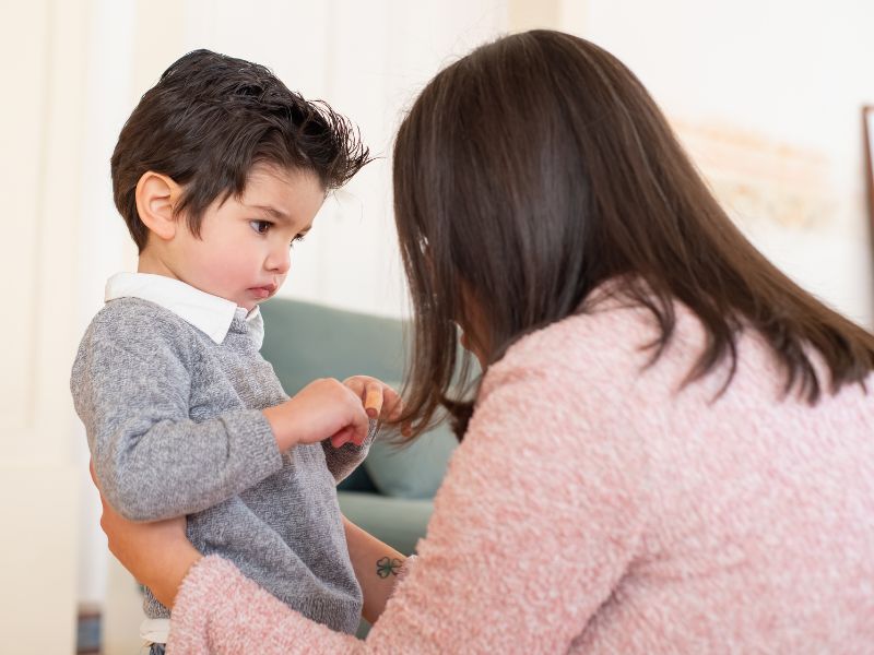 Trẻ 3 tuổi, trẻ đang phát triển về mặt nhận thức, suy nghĩ cũng như là tình cảm, bố mẹ cần dành thời gian để trò chuyện cùng con mỗi ngày để biết cảm nhận của con