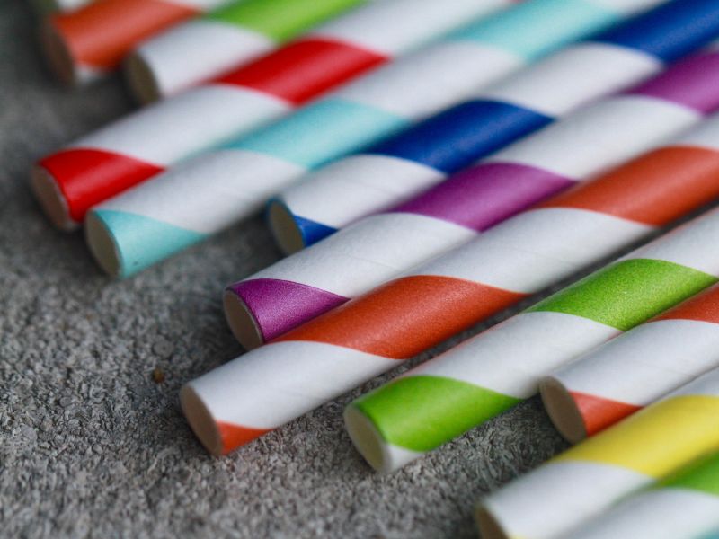 Ống hút được dùng để lấy nước từ trong bình ra