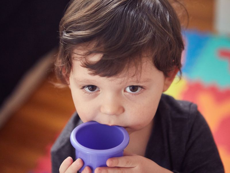 Giống như việc cắn, ăn đồ vật lạ, trẻ cũng thường nhét nhiều thứ vào tai, mũi hoặc mắt, nguyên nhân là xuất phát từ sự tò mò của trẻ