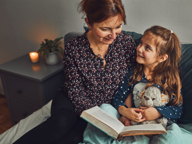 Trẻ thích cảm giác được ba mẹ đọc sách, kể lại những câu chuyện mình ưa thích nhiều lần