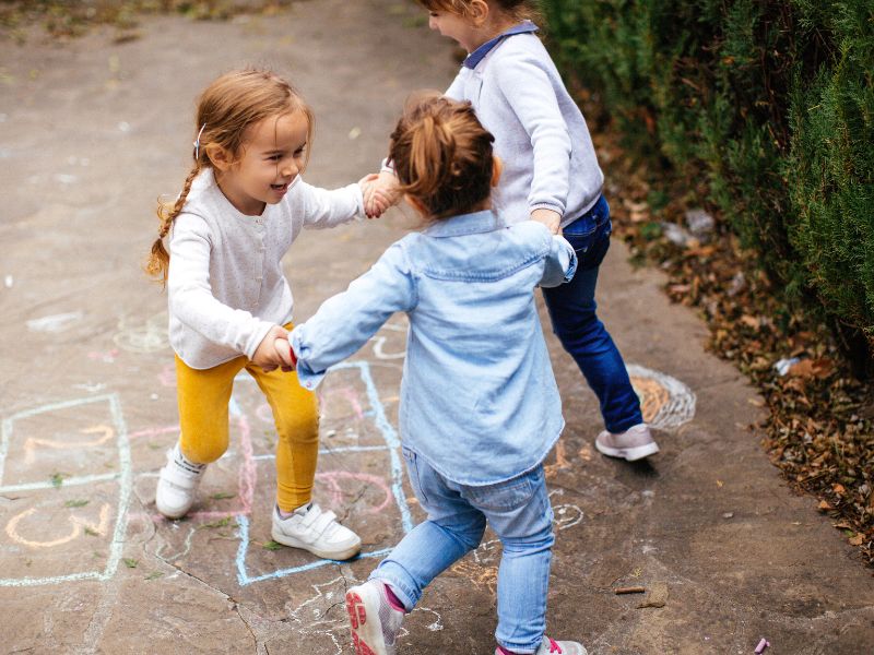 Trẻ rất hào hứng khi mời bạn đến chơi